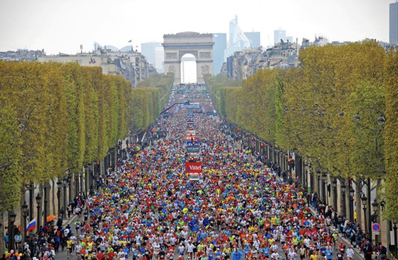 Start van de Marathon de Paris bij de Champs-Elysées.
